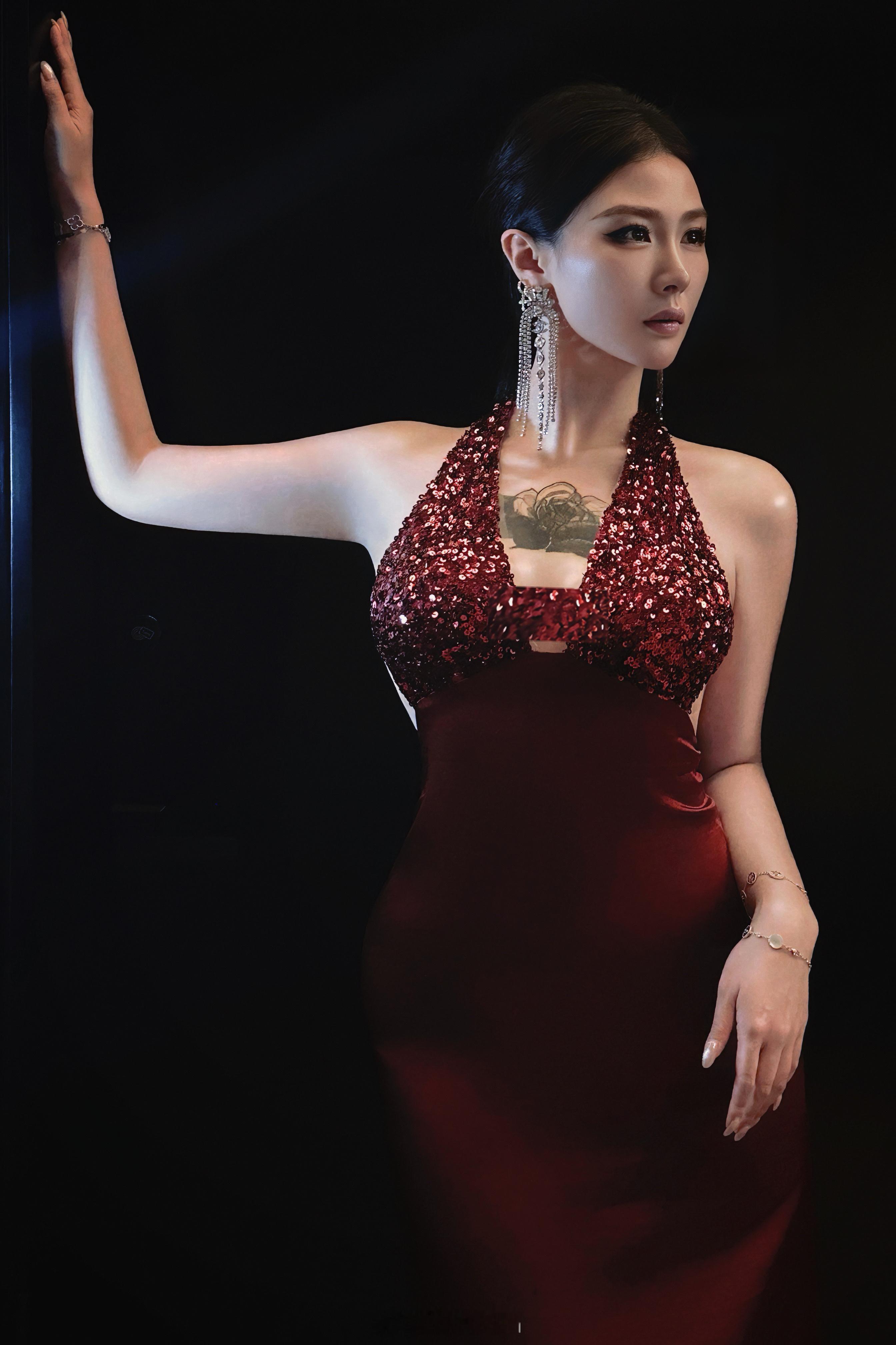 你不是站在新年门口祈求什么而是身穿盔甲 平静地走进去 