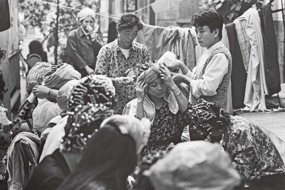 1991年国庆前夕，北京妇女纷纷烫发美容准备过节。位于宣武门的一家发廊聘请了港澳