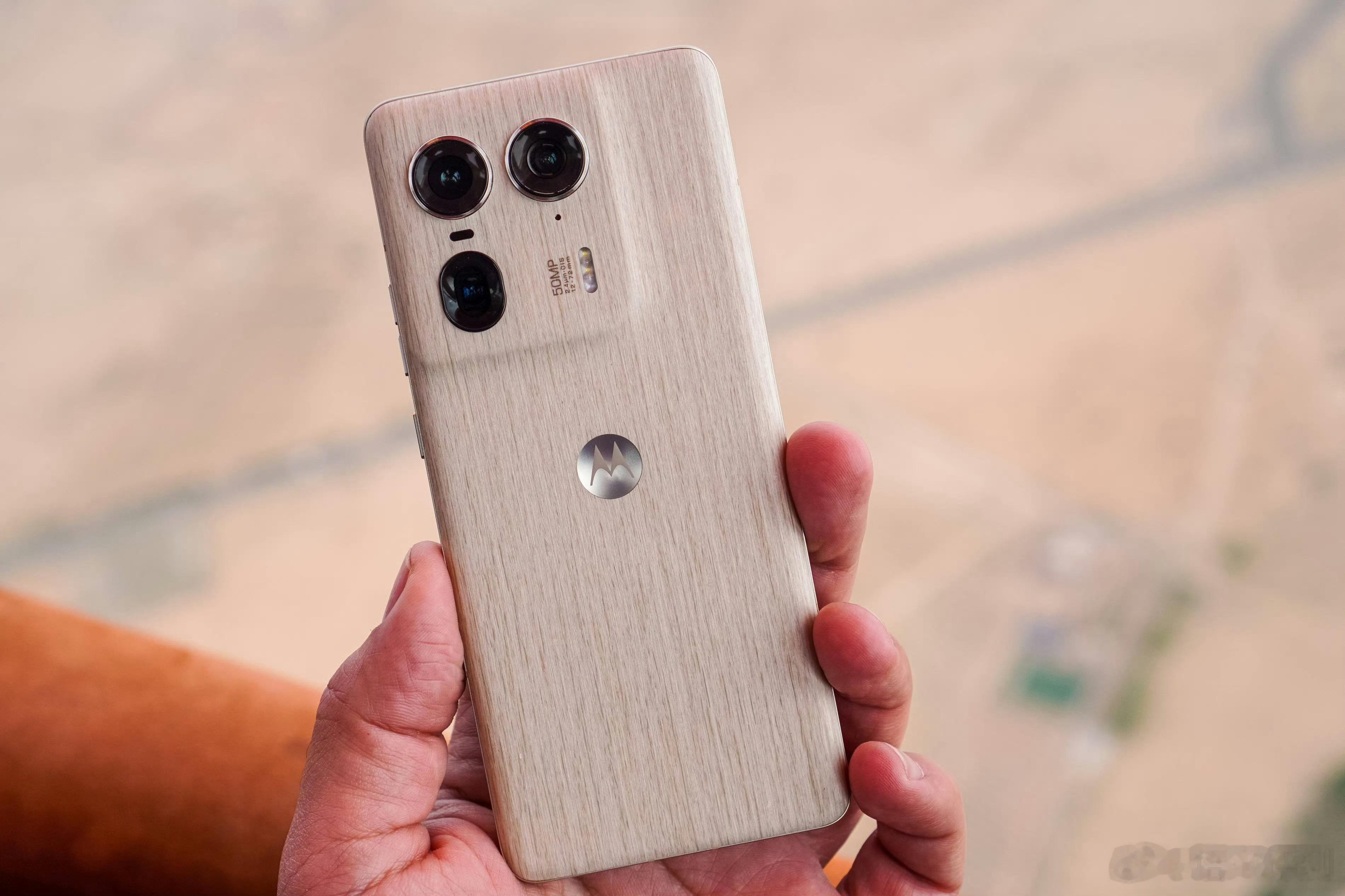 多年之后，摩托罗拉终于又带来了木质机身的手机:moto X50 Ultra。具体