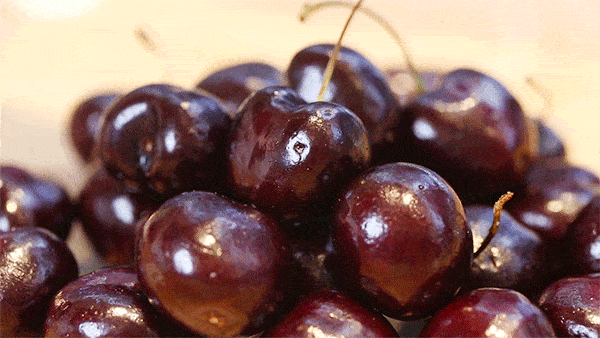 最近车厘子突然成了“助眠神器”，据说是因为含有褪黑素。科学确实在樱桃里发现了这种