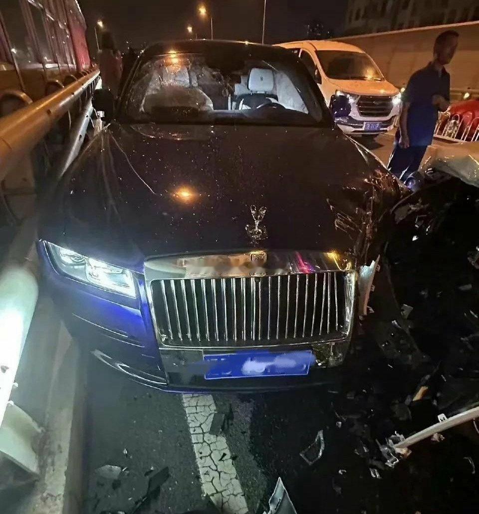 撞了一下劳斯莱斯，破产了！这是一位司机惨疼经历，不小心越线撞上了对面车道的劳斯莱