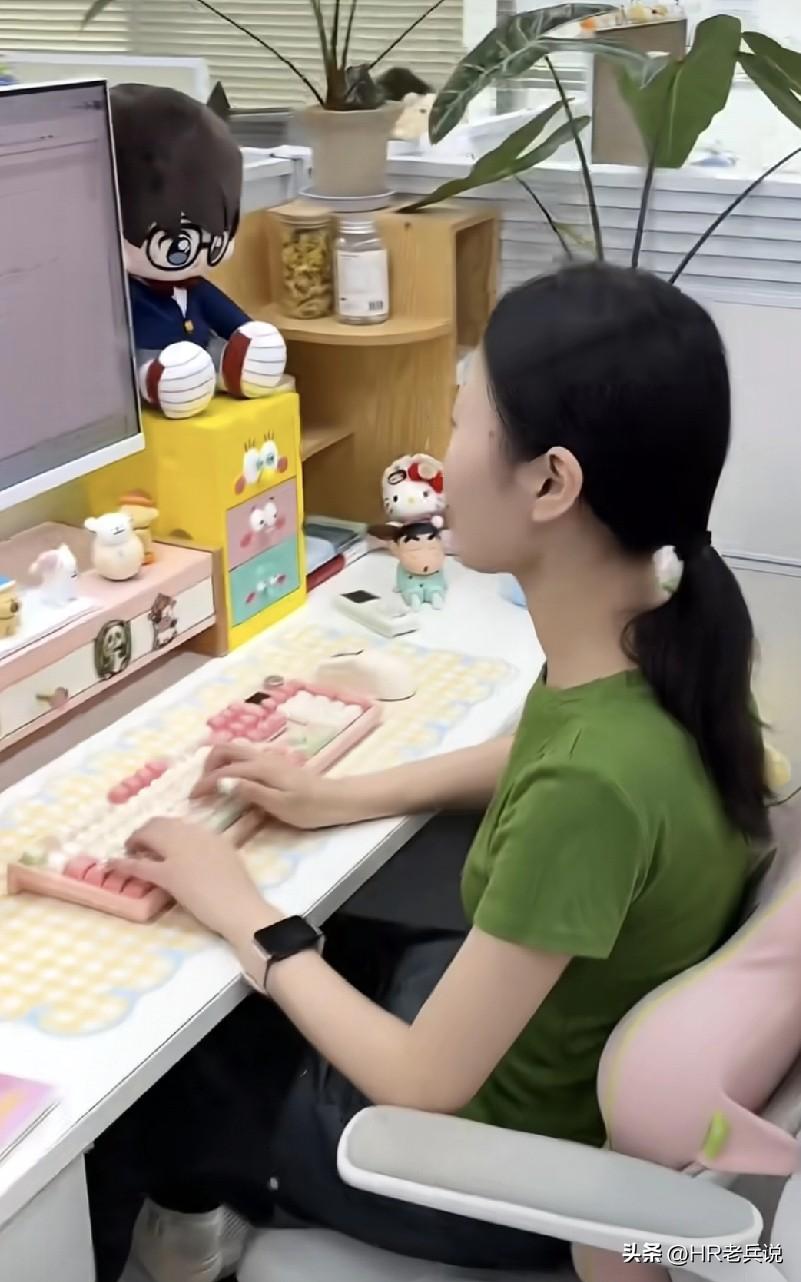今天同村的小伙聊天，小伙问我手里有没有工作机会，他们厂也在裁员呢[笑哭]细聊才知