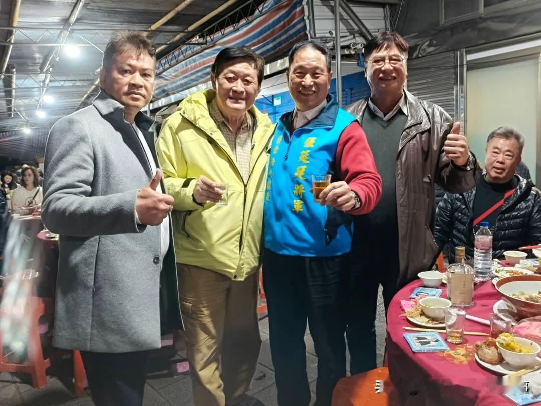 张延廷为选议员跑摊义卖高丽菜冲刺选举！
台前空军“中将”副司令张延廷，去年突然起