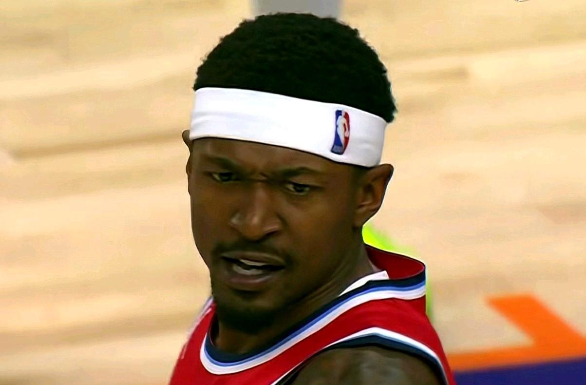 比尔真的太让人失望透顶！在快船客场挑战太阳的比赛中，快船核心伦纳德哈登都不打，泰