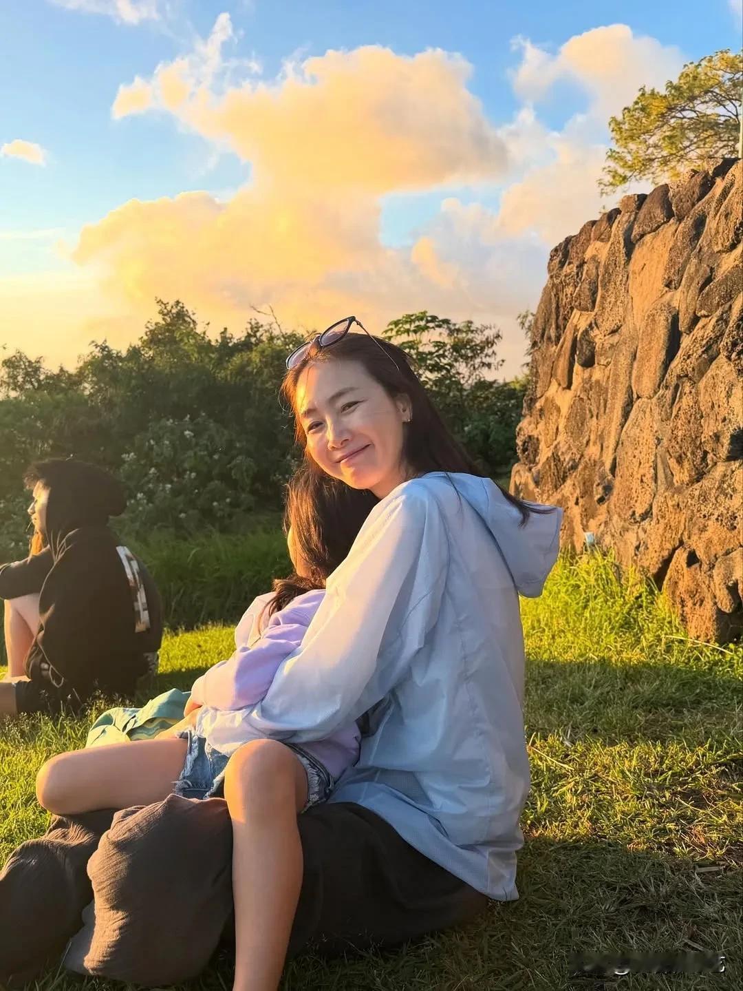 12日，演员崔智友在自己的Instagram上传了多张照片。照片中，崔智友坐在草