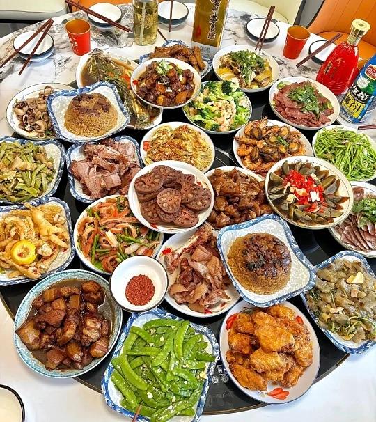 婆婆家是在餐馆订了十几个菜打包回家吃，方便行动不便的老人。
娘家是在汉街徐记海鲜