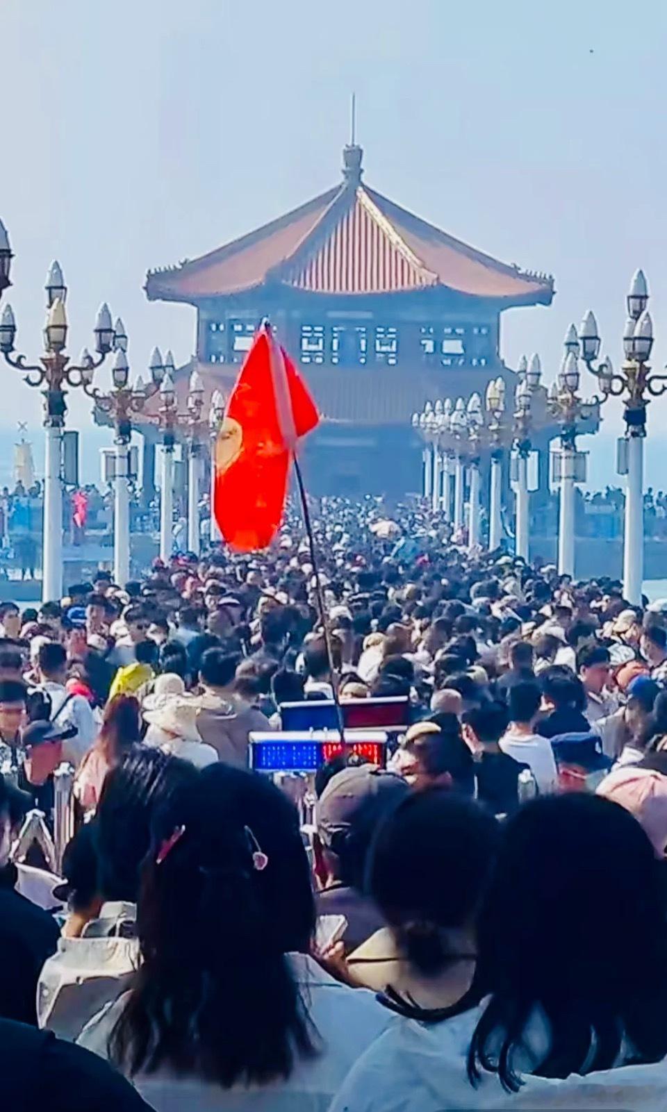 人人人栈桥人人人青岛这种假期根本不敢去栈桥，现在的我刚刚睡醒真在家里美美躺着[a