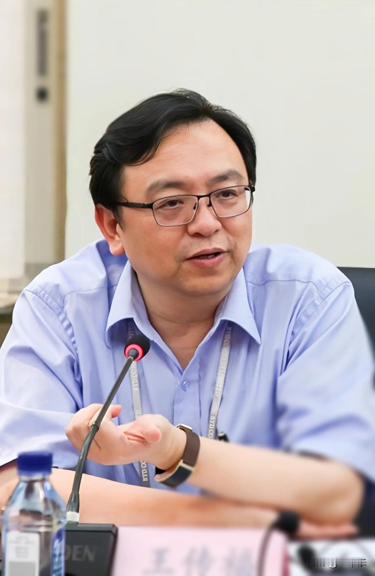 演讲中，比亚迪王传福给消费者算了一笔账:买10万的电动车，显然比买10万以下的燃