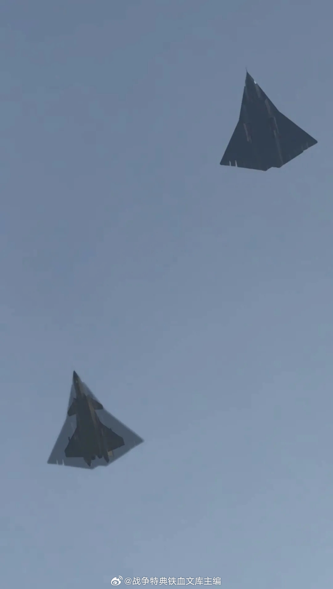 南六代与歼-20S体型直观对比，体型差异明显，六代机强太多了 下图是网友制作的首