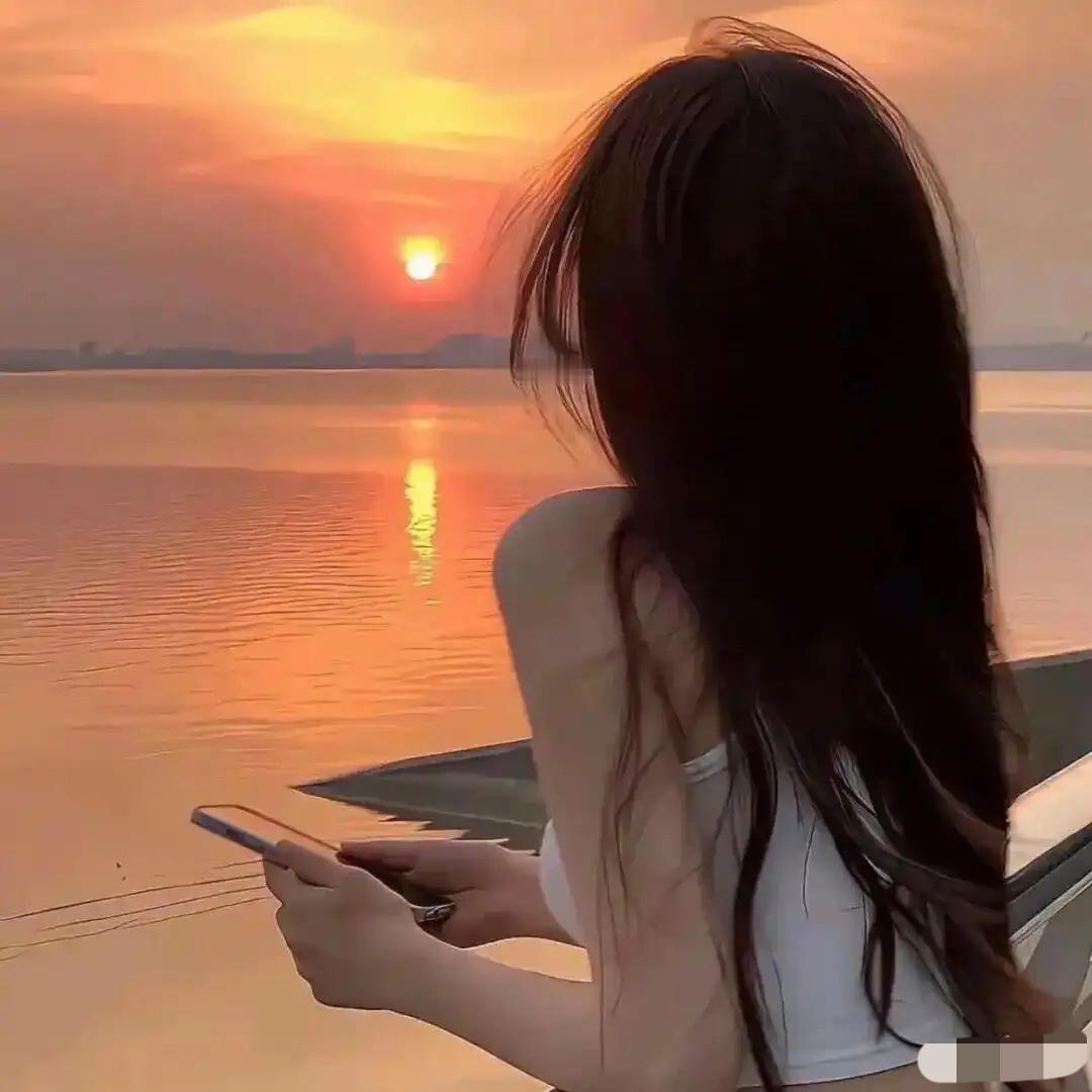 上联：两袖清风佑华夏，
下联：一身正气护神州。
下联：一张白纸写风霜。
下联：一