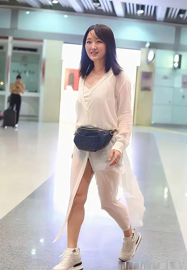 杨钰莹这身穿搭，真是要将少女路线走到底啊。 
