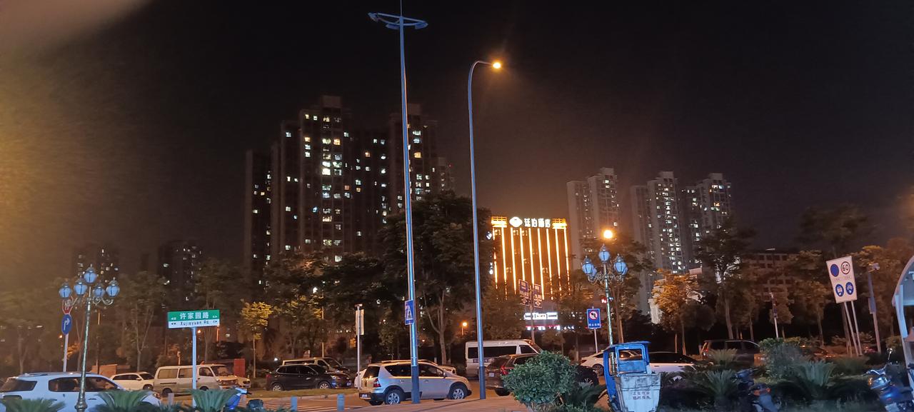站在小区门外，望看对面万家灯火！

只是不知道，这万家灯火为谁而留？