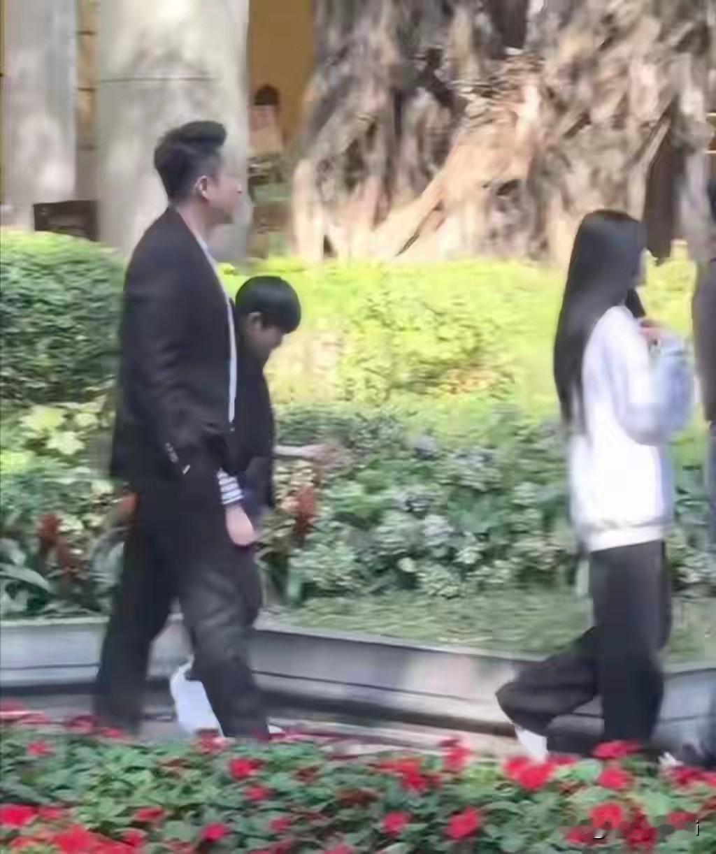 这次汪小菲的两个孩子来到北京，汪小菲和老婆带着两个孩子出来玩。女儿神似大S，汪小