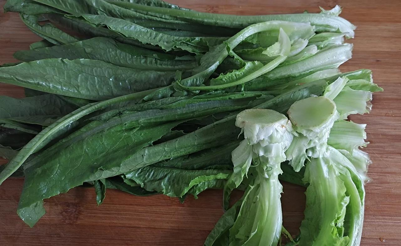 莴苣叶子和油麦菜傻傻分不凊，油麦菜怎么越看越像是莴苣叶子呢。


但是卖菜的说这