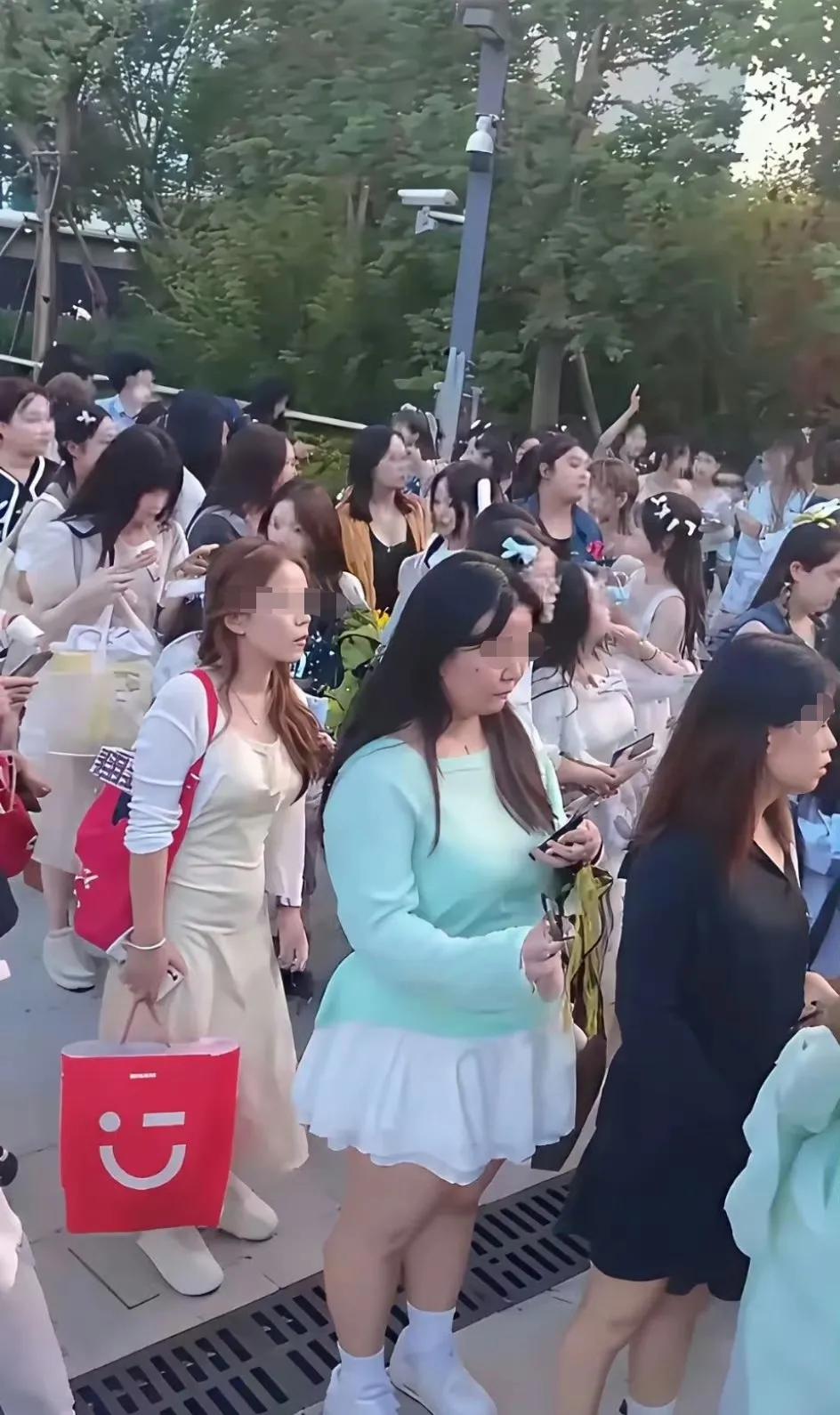 时代少年团的粉丝们。
真为她们开心，马上就能见到自己的偶像啦！