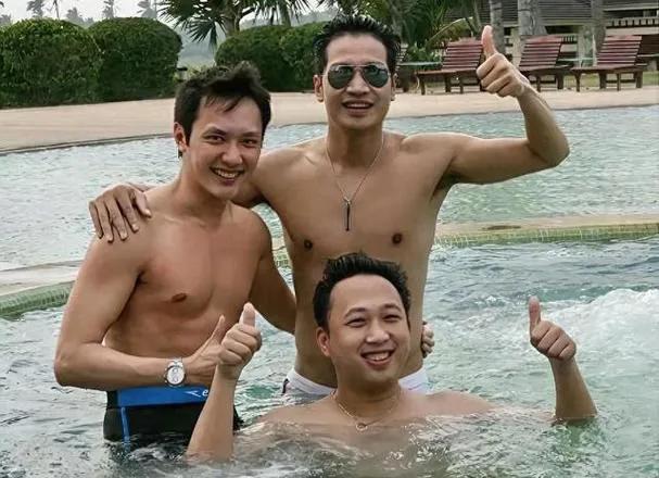 三位帅哥半裸秀腹肌：冯绍峰身材健硕，雄浑阳光，发型拉风，笑意粲然；于正眉弯眼笑，