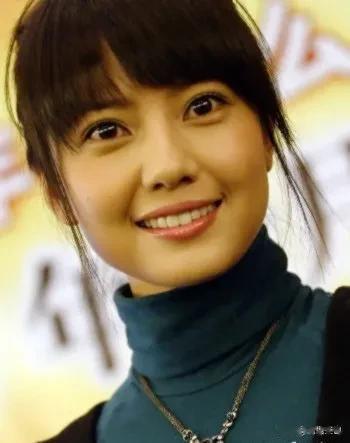 高圆圆，这位独特而迷人的女演员，她的身材、样貌和气质无疑令人瞩目。她的身材曲线优