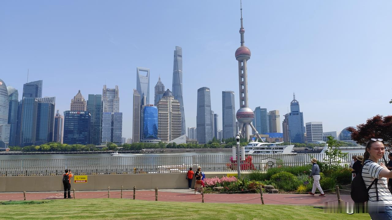 今日分享随手拍照片浦东陆家嘴现代建筑彰显时代发展的步伐！