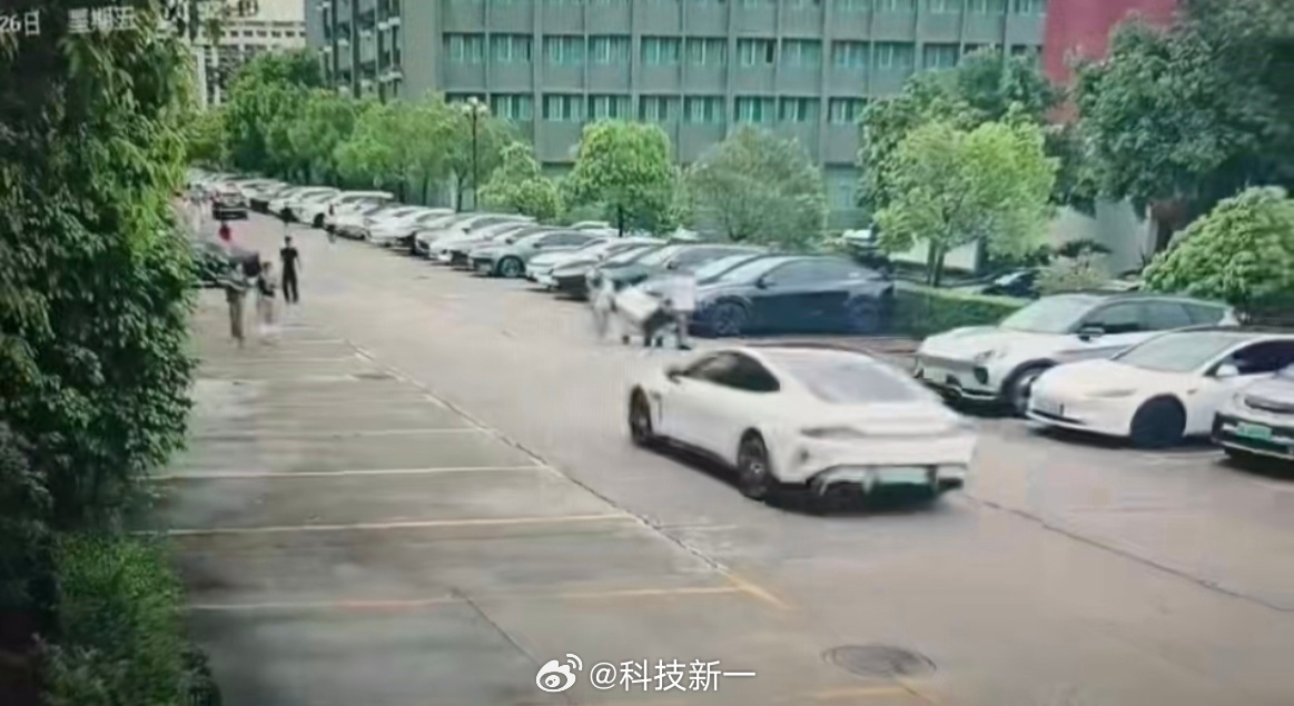 广州某高校辟谣禁止小米汽车入校现在造谣成本也太低了，这种谣言怎么会有人信呢？校长