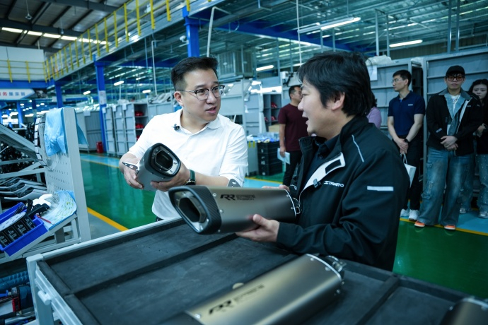 荣耀高管称张雪是年轻版的李书福 发博谈及张雪：（张雪）像极了三十年前那个喊出“造