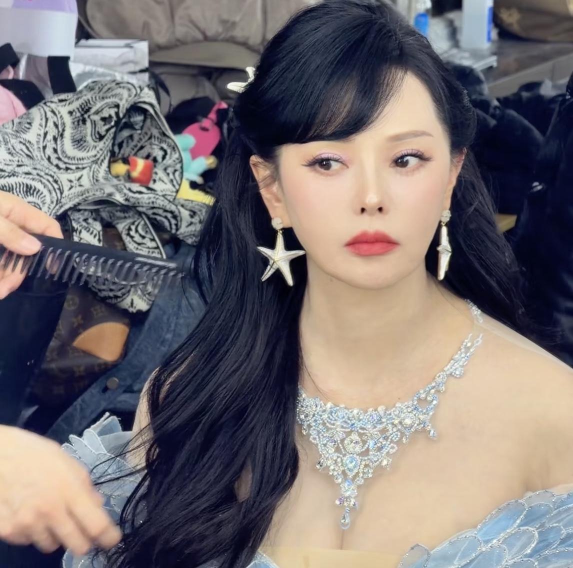 春晚摄像机怼脸，伊能静姐姐脱口而出“她都58了”，可镜头里那张脸，皮肤紧绷得像剥