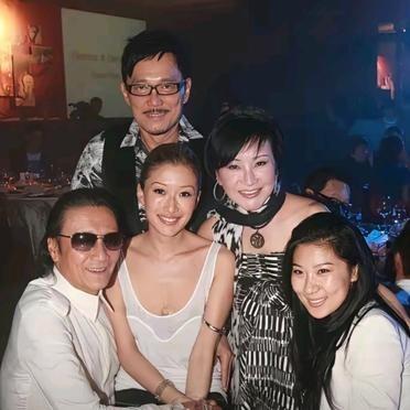 前妻以及前妻的现任丈夫，再加上自己当时那个年纪很小的小女友，如果这几个人坐到了同
