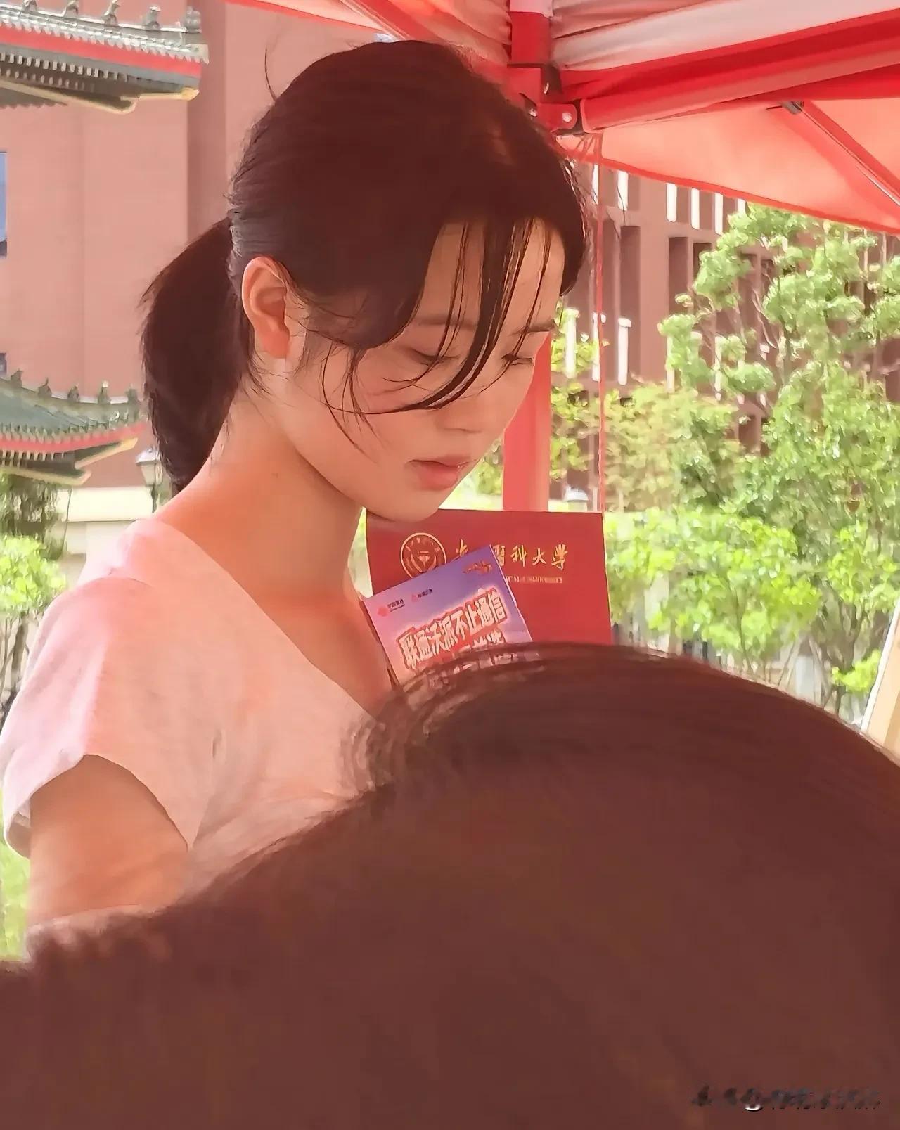早八的困倦，被阳光揉碎在课本里  
走廊的笑声，是青春最甜的BGM  
马尾晃啊