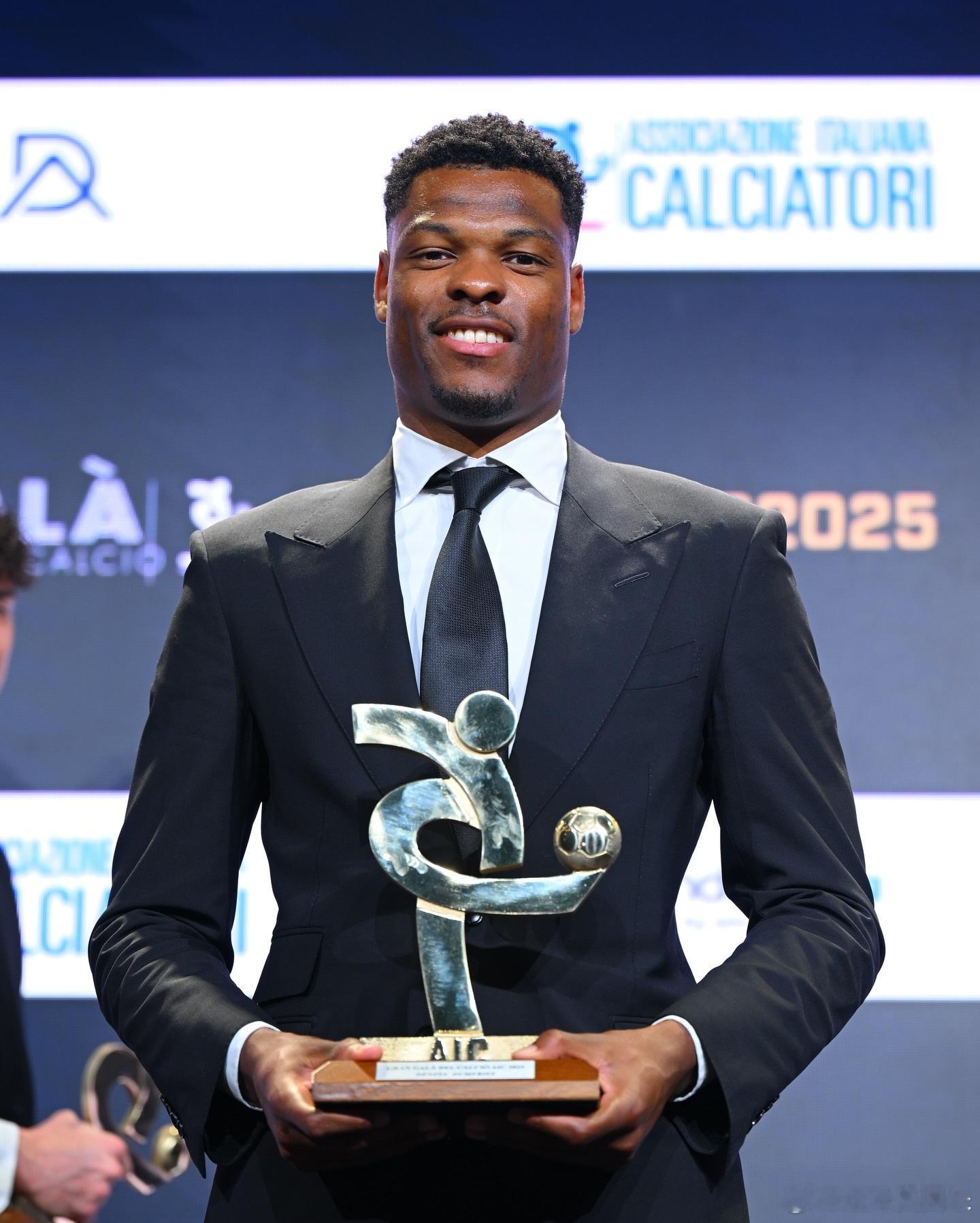 米兰体育报：国际米兰球员邓弗里斯有望最快在下周中对阵利物浦的欧冠比赛时复出。国际