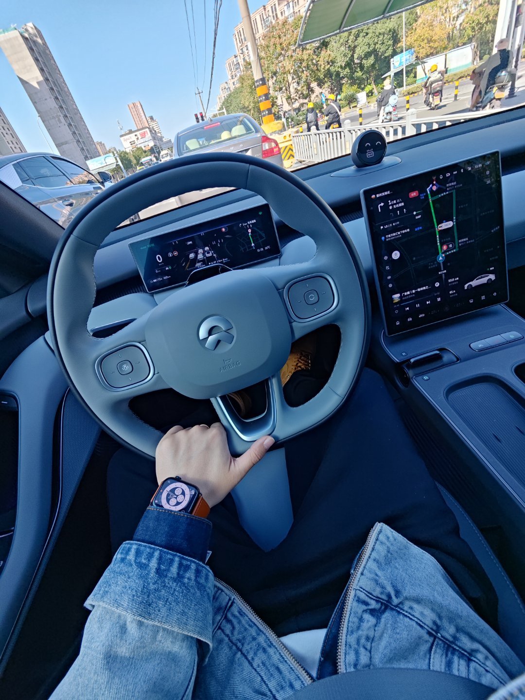 蔚来ET5，相比于我的ES6来说比较挑客户，因为底盘和座椅都偏硬所以更适合追求操