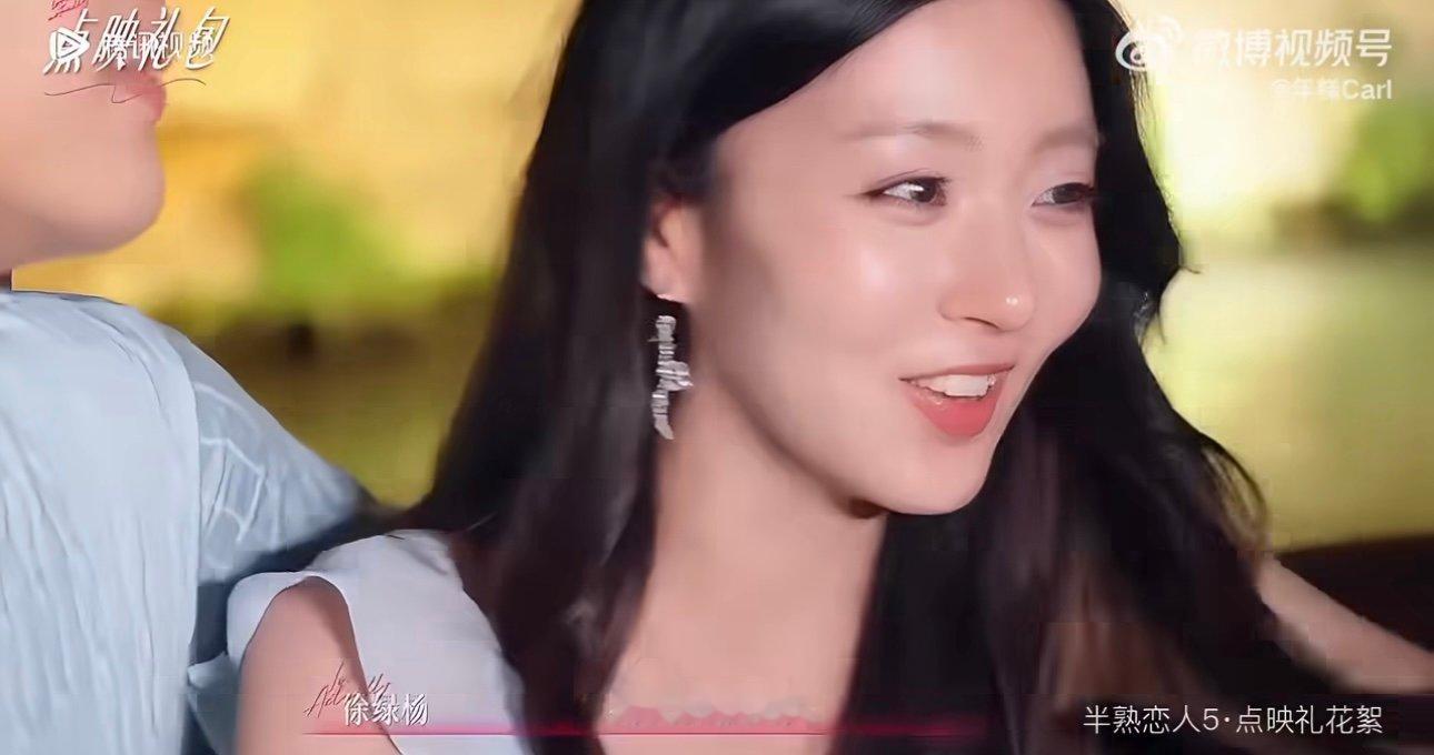 周佑凌把灯关了就亲柳周cp亲了柳周cp就这么亲上了啊啊啊啊啊 