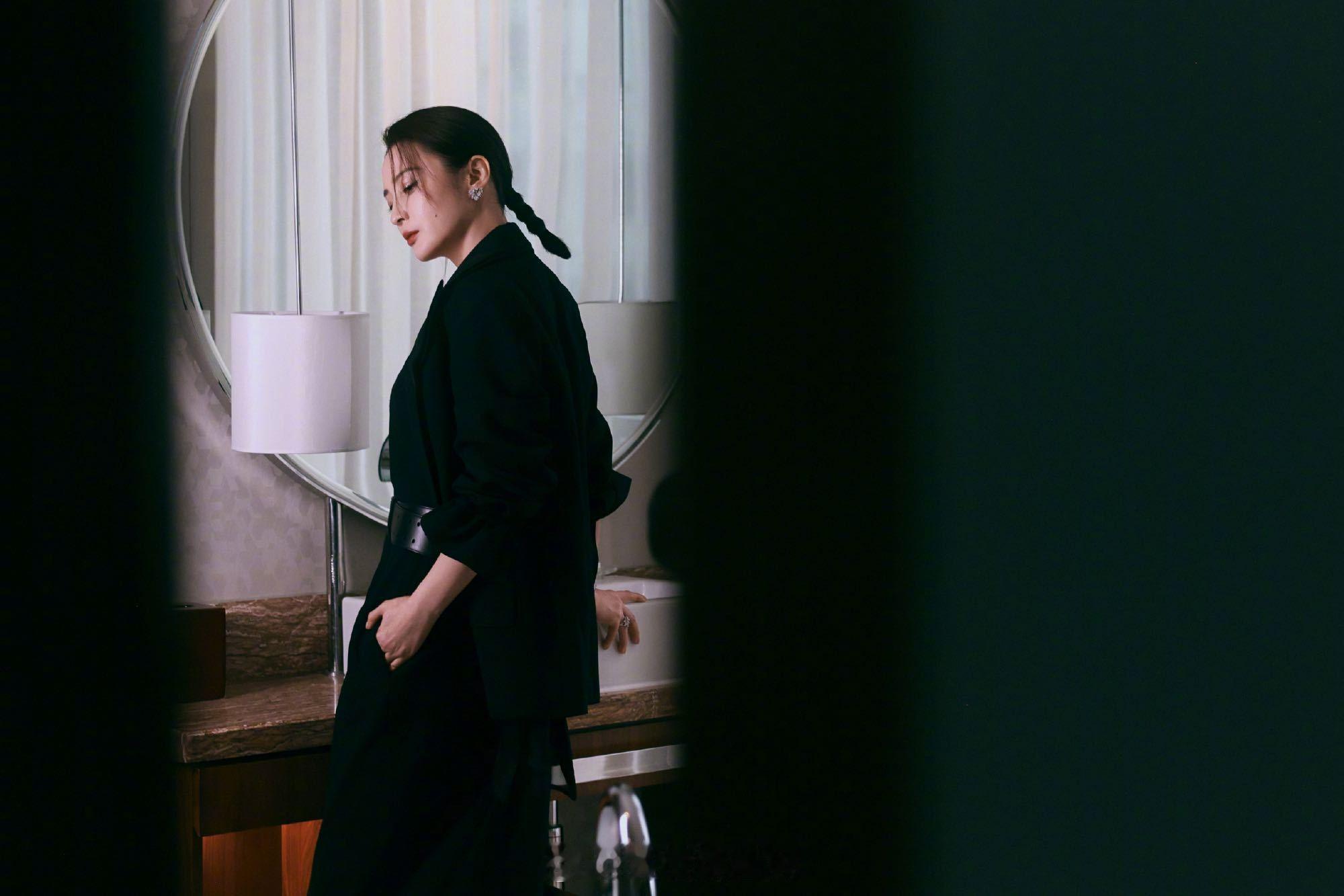 蒋勤勤贵女气质 蒋勤勤这身黑西装氛围感直接封神！眉眼全是故事，清贵气韵拉满，坐等