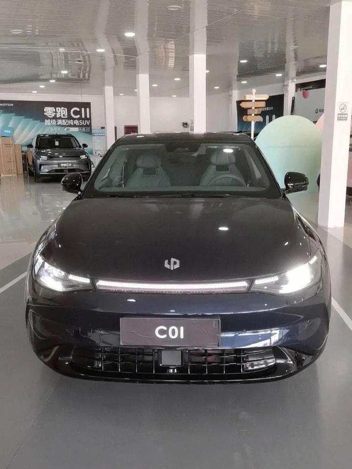 20w万预算，纠结零跑c01和飞凡r7，零跑c01 717加大包23款我谈的20
