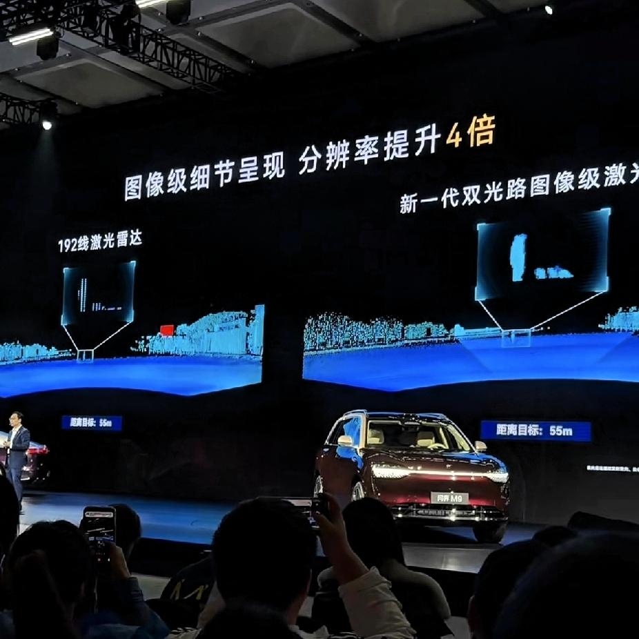 西方估计又睡不着了
华为又扔了个“王炸”。
这次不是手机，而是给汽车装上了一双“