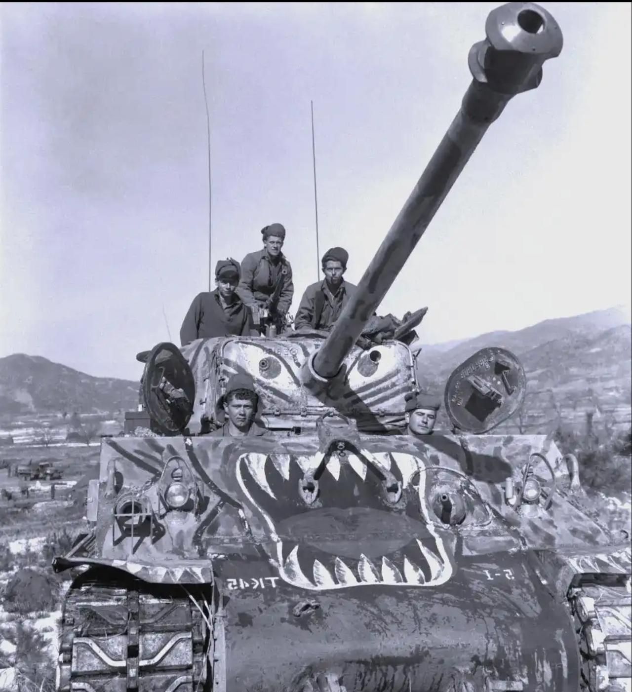 这是一辆美军 M4A3E8“谢尔曼”（Easy Eight）中型坦克，属于美军第