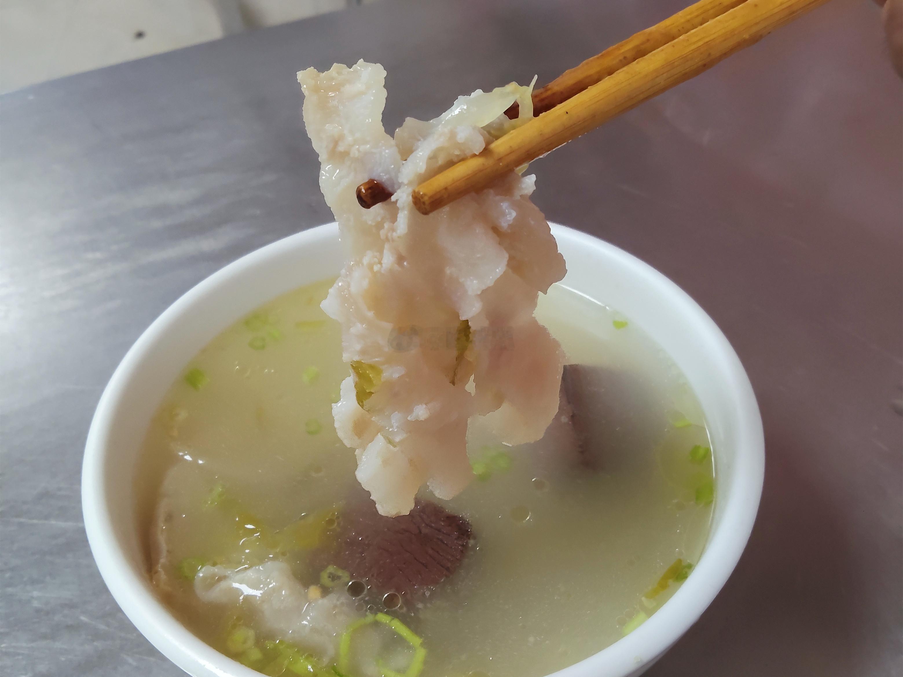 之前评论区有人推荐这家在金湖路和护堤路交界的老食客，推荐的是板筋肉，然后后来我扑