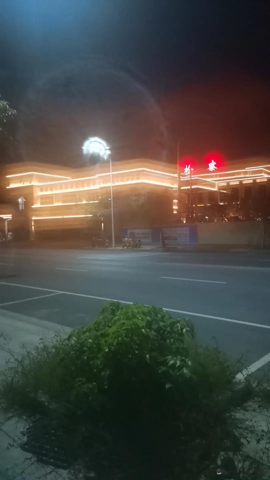 不婚一个人又怕寂寞
结婚又怕两个人吵闹
日子过不好
离也离不了
这就是现代的纠缠