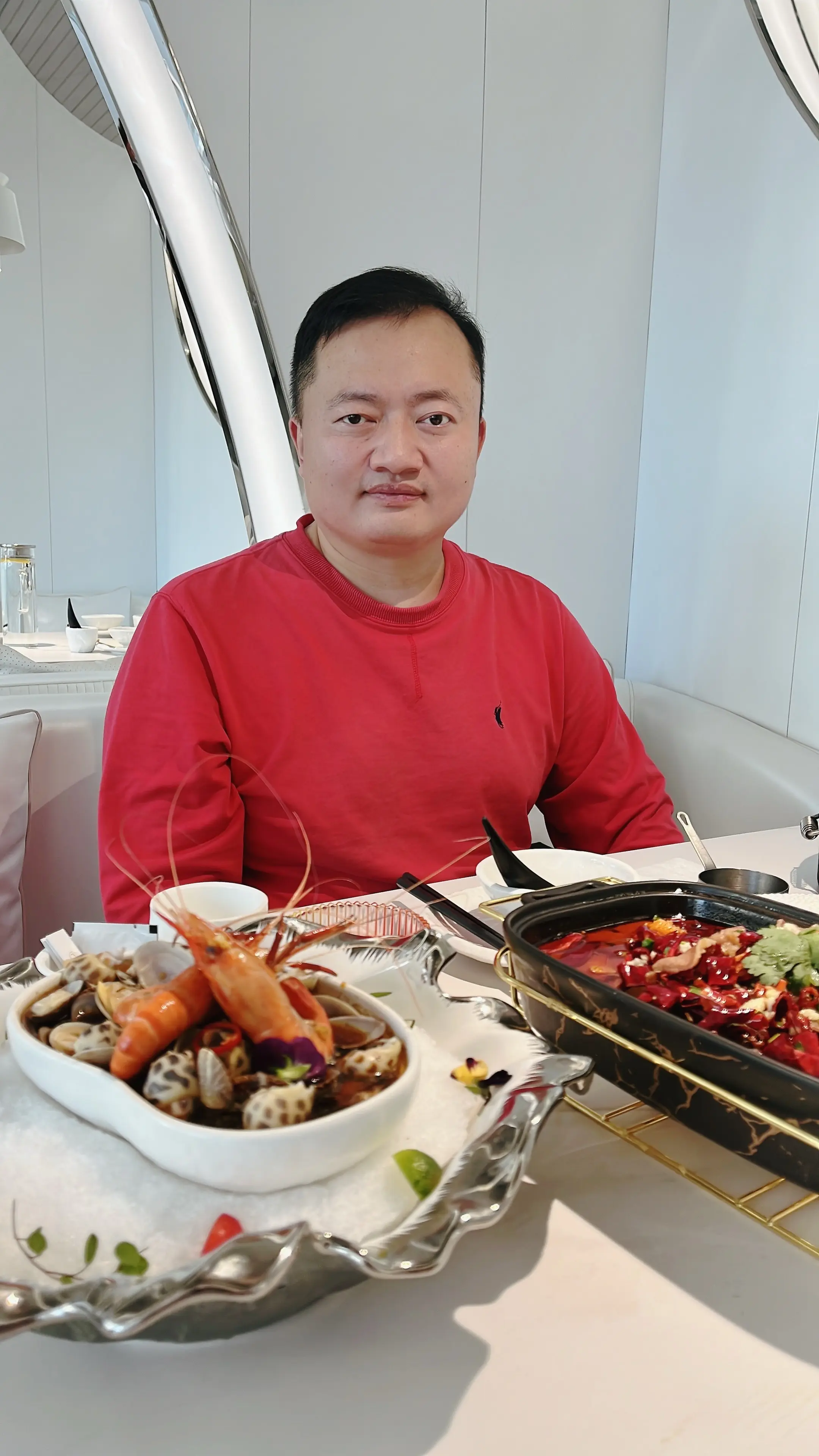 氛围感十足餐厅——3号仓库创意中国菜。    装修很有科技感，非常适合...
