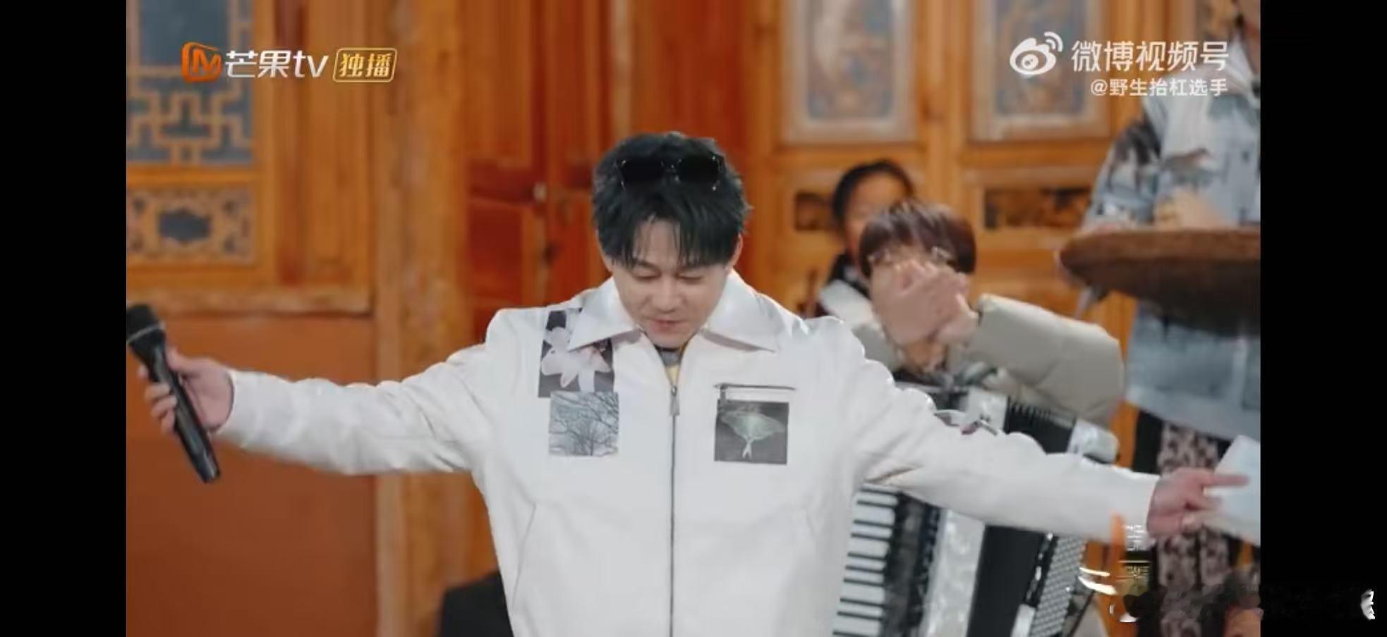 苏醒和兄弟的合影只认出了苏醒快乐老友记 离了苏醒真的没人能制造这么多快乐，和兄弟