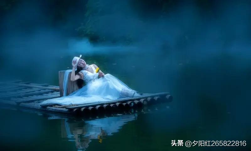 上联:满腹相思何处寄
下联:一腔眷恋梦中寻