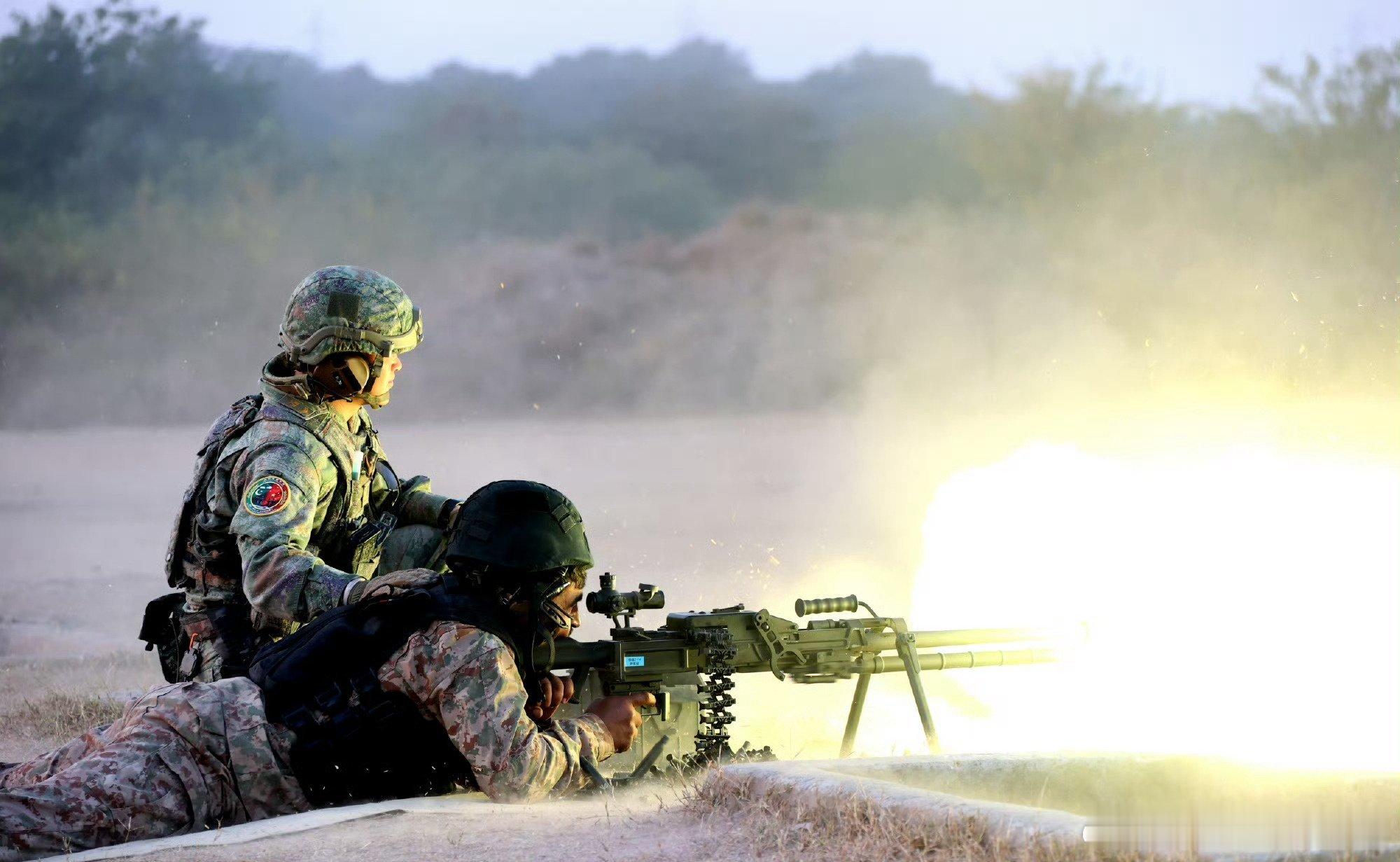 飞扬军事 巴基斯坦陆军士兵在中巴联合演习中使用QJZ-171重机枪 