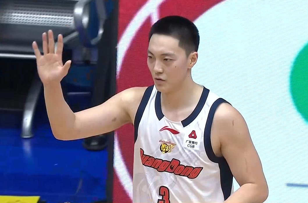 两战44分！胡明轩宣布强势归来，徐杰却又迷失了。
伤愈复出的胡明轩近期的表现一直