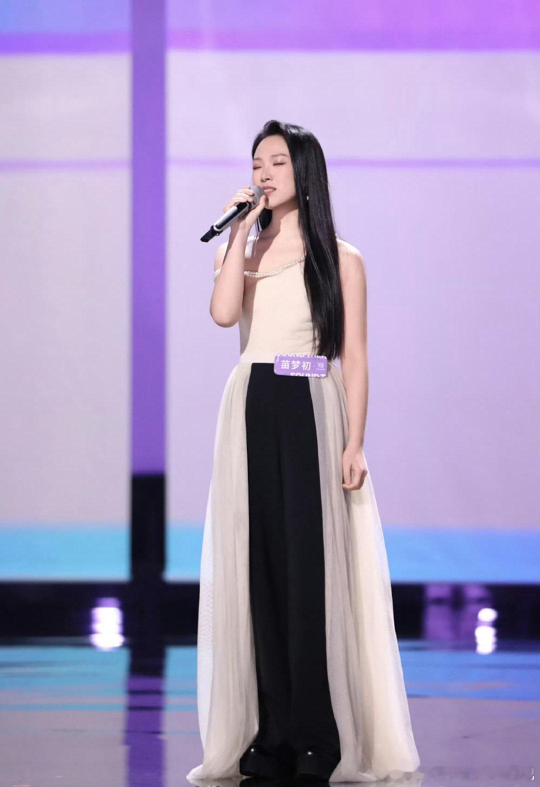 苗梦初反驳被评用力过猛声鸣远扬舞台上的“质感”源于多年坚守，她从不对表演敷衍，这