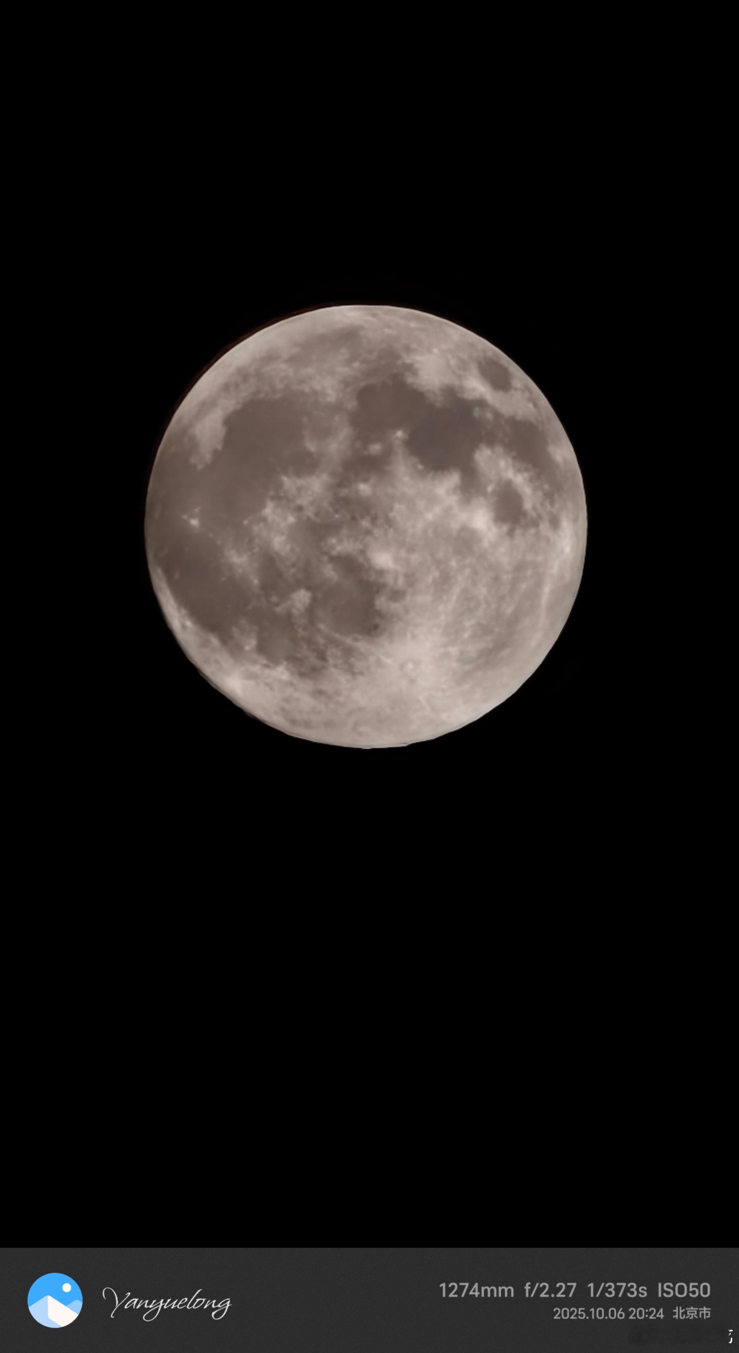月亮中庭地白树栖鸦，冷露无声湿桂花。今夜月明人尽望，不知秋思落谁家。 ​​​