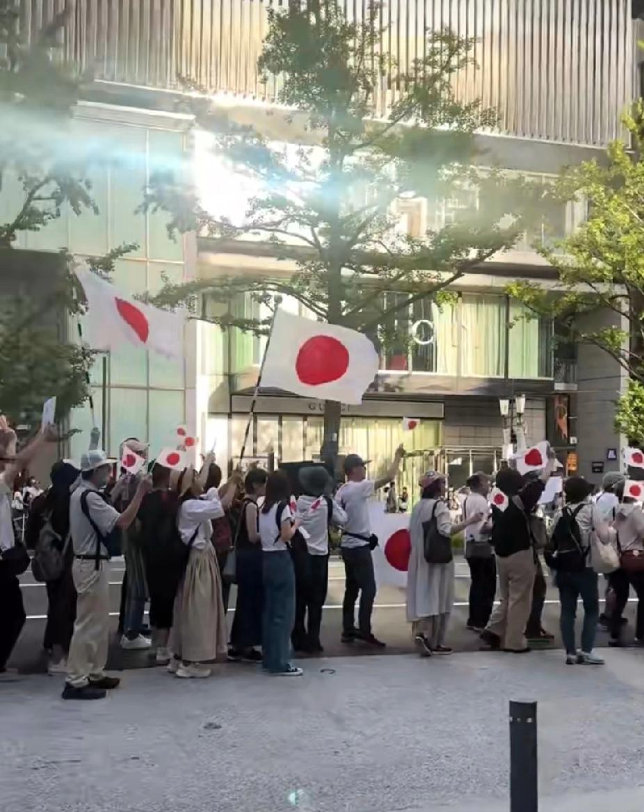 高市早苗发表错误言论，大批日本人竟然跑去我国驻日大使馆抗议，连军国主义的旗帜都扛