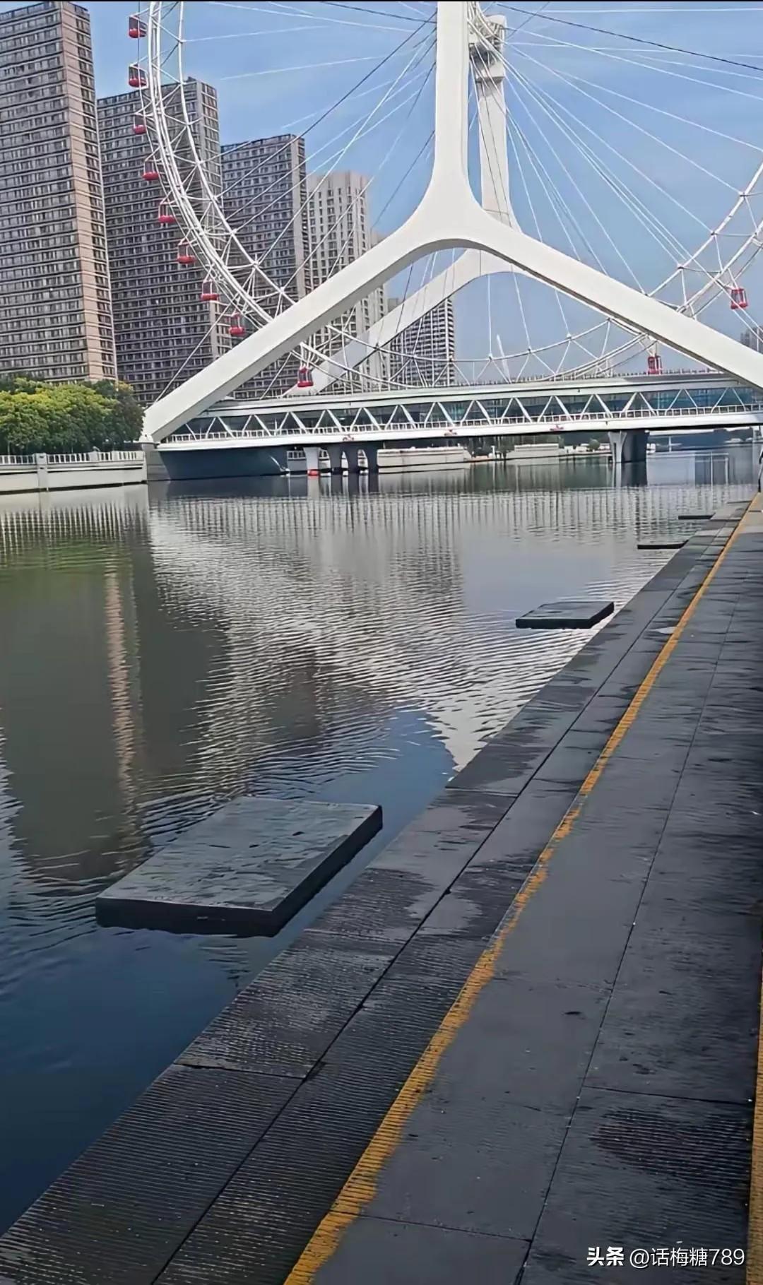 有人埋怨天津海河亲水平台没有安装护栏，可是好多地方都没有护栏的啊，比如西湖…。