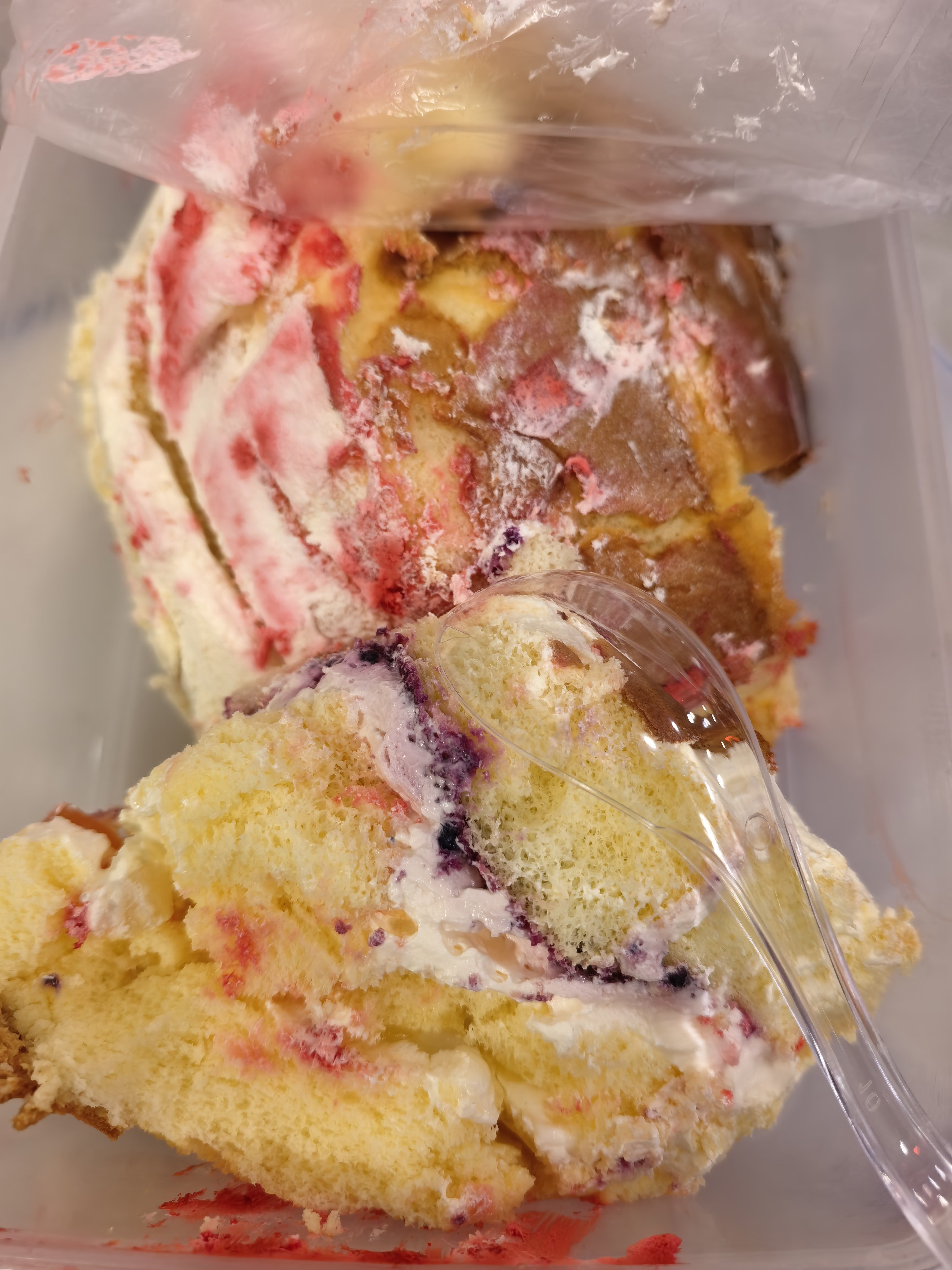 下午老妈送的蛋糕，饿了……吃了很多抱着她说不想上班了…嘴一瘪好想哭一场…想起了那