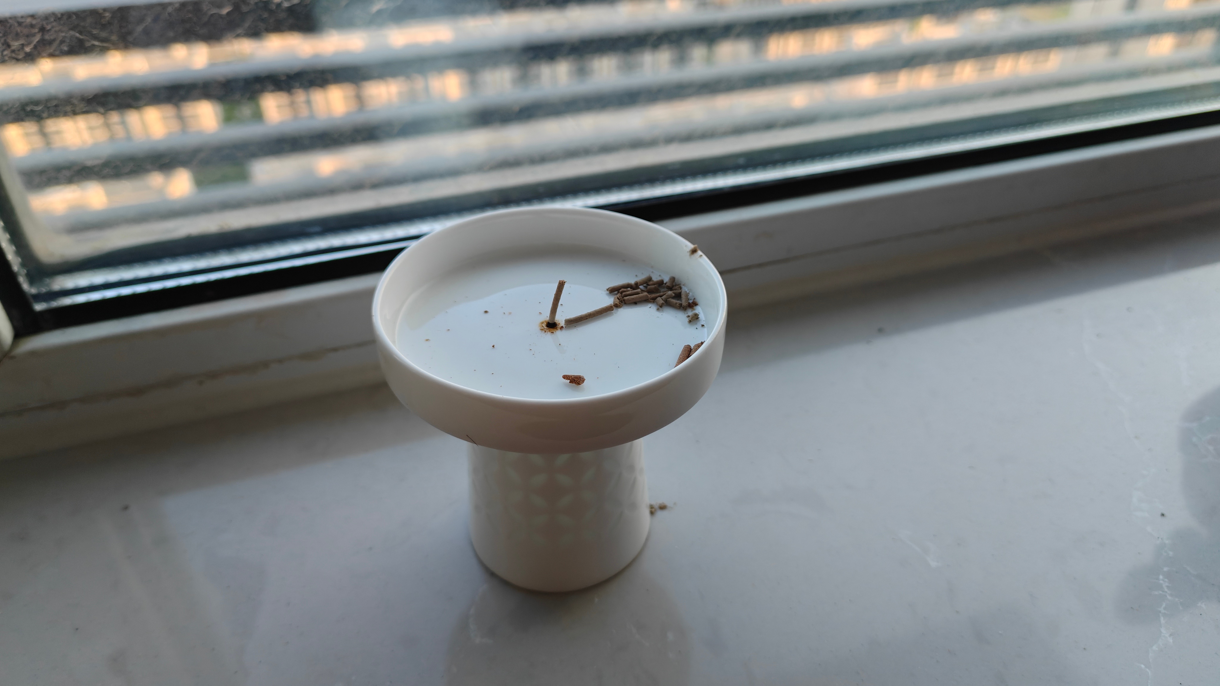 头一次在蔚来商城买到这么失败的产品一个香插，样子确实很蔚来但实用性等于负数……第