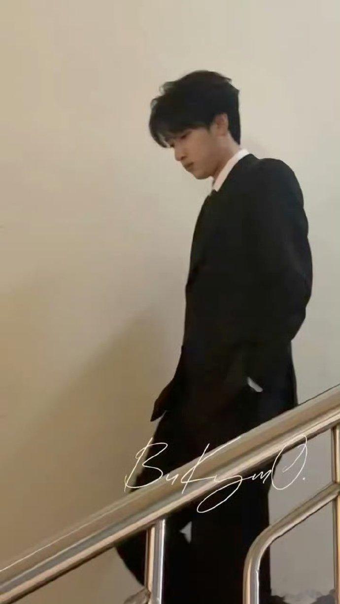 严浩翔四年前艺考四年后答辩严浩翔时间流逝的具象化 严浩翔少年终将成为参天大树 贰