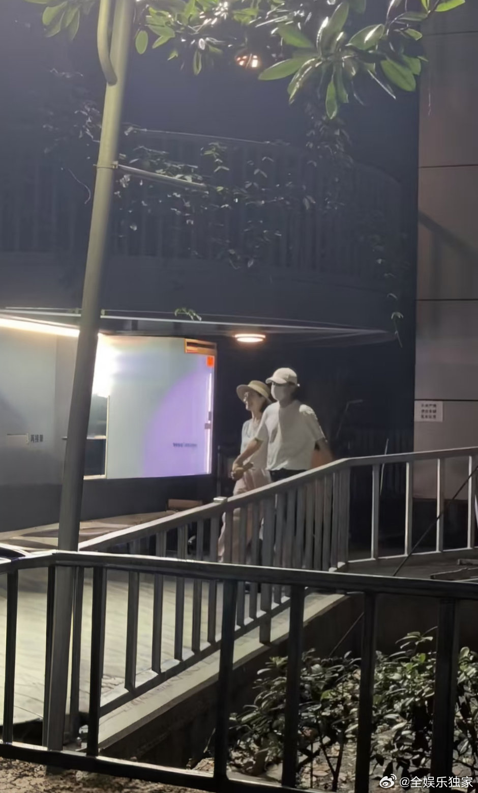 谢娜张杰爱牵手遗传了父母 姐姐当家谢娜张杰爱牵手是刻在 DNA 里的吧？爸妈散步