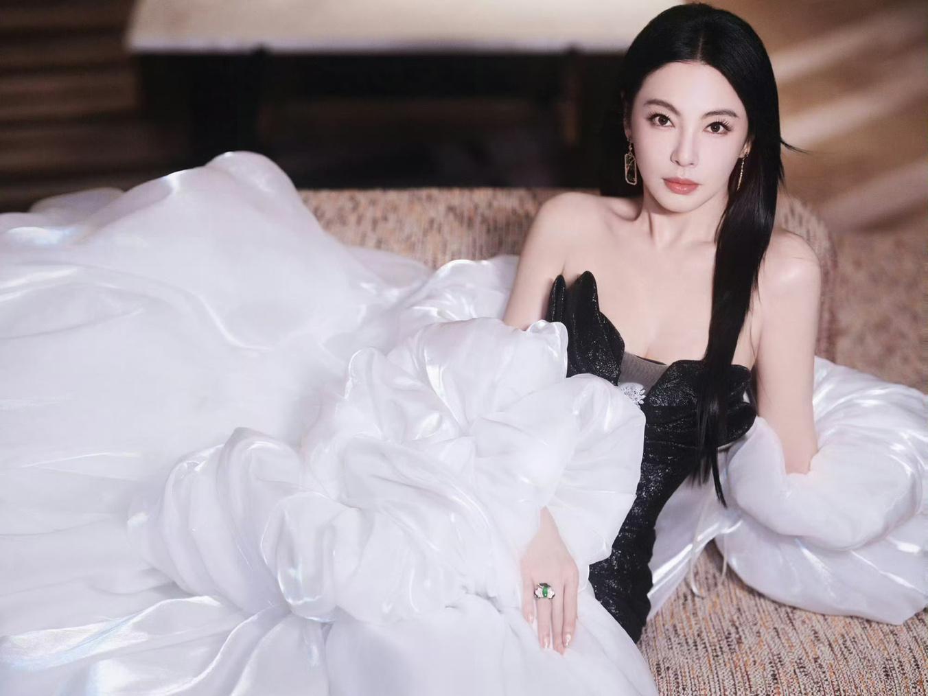 张雨绮电影节出图~好美啊~简直是住在云朵上的女人[打call] ​​​